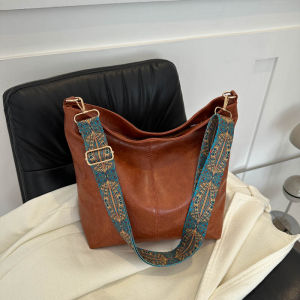 Túi Đeo Vai Nữ Phong Cách Mới 2024 Túi Đeo Chéo Dung Tích Lớn Retro Commuter Dây Đeo Rộng Đa Năng Túi Đeo Chéo Mềm