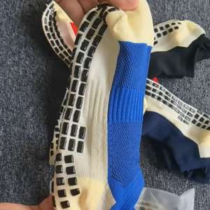 ถุงเท้าเตะบอลข้อเว้า สีสันถูกใจแน่นอน มีกันลื่น ผ้านุ่ม ระบายอากาศดี พร้อมส่งในไทยทุกชิ้น