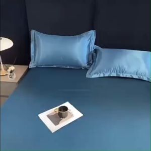 ORANGE HOME ส่งจากไทย ผ้าปูที่นอนไหมเย็น ผ้าปูที่นอนซาติน bed sheet ผ้าปูที่นอน6ฟุต กันขนสัตว์ ผ้าปูเตียงแบบรัดมุม ระบายอากาศได้ดี มี5สี 3ขนาด3.5ฟุต120x200 5ฟุต 150x200 และ 6ฟุต 180x200 แถมปลอกหมอน2ใบ