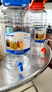 Bình PET tròn có vòi 10/15/20 Liter Duy Tân Dùng để chứa các loại thức uống trong gia đình giúp bảo quản thức uống lâu hơn.