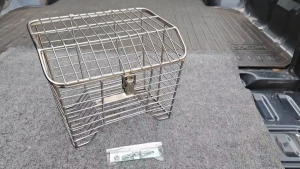 ตะกร้ามอเตอร์ไซค์ #ดรีม ซุปเปอร์คัพ (#รุ่นมีฝาเปิด-ปิด) สีขาวโครเมียมเงา วัสดุเหล็กหนาได้มาตฐาน พร้อมน็อตและแผ่นเหล็กอุปกรณ์ติดตั้ง แข็งแรงได้มาตรฐาน สินค้าไทย ผลิตใหม่