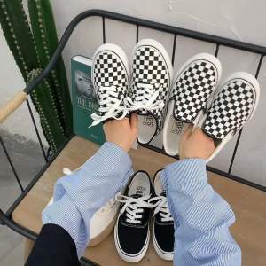 <906> รองเท้าผ้าใบลายตารางหมากรุกสีดำและสีขาวรองเท้าขี้เกียจแบบสวมสำหรับฤดูร้อนรองเท้าผู้หญิงรองเท้าเดี่ยวนักเรียนสไตล์เกาหลีแมทช์ลุคง่ายรองเท้าผู้ชาย