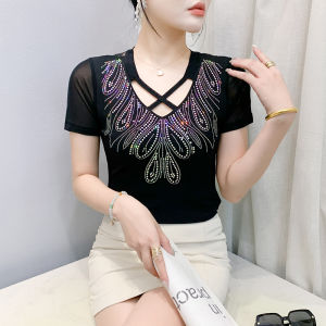 YIMEI เสื้อสำหรับผู้หญิงสีดำคอวีแขนสั้นมีรูสำหรับฤดูร้อนเสื้อยืดผ้าตาข่ายประดับเพชรร้อนแรงแบบไขว้แขนสั้นบางยาว2025