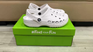 Dép sục crocs baya classic clog chuẩn xịn chống hôi chân nhựa tế bào êm mềm đúc liền khối siêu bền đi mưa lội nước đi biển Crocs baya classic clog cho cả nam và nữ màu trắng