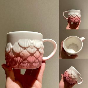 Starbuck Official Store Starbuck Cup 2022 Anniversary Magic Color Relief Stacked Fish Scale Pink Gradient แก้วเซรามิคถ้วยกาแฟ Starbuck Tumbler Starbuck Mug