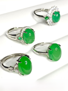 แหวนเพชรมรกตธรรมชาติแบบเปิดปรับได้สำหรับผู้หญิง เครื่องประดับแฟชั่นสุดเก๋ แหวนหยกสีเขียวอ่อนสไตล์ใหม่ ชุบเงิน