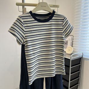 เสื้อยืดแขนสั้นทรงเข้ารูปสไตล์อเมริกันย้อนยุคสำหรับผู้หญิงในช่วงฤดูร้อนปี 2025 เสื้อตัวบนลายทางเอวสั้นพอดีตัวสำหรับผู้หญิงไซส์เล็ก