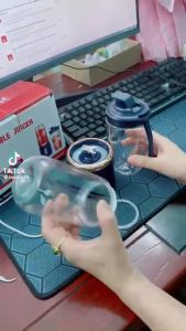 Máy Xay Sinh Tố Mini Cầm Tay Pin Sạc USB- Máy Xay Công Suất mạnh 6 Lưỡi giúp máy Xáy nhanh và mịn- Cối Nhựa Pp Cao Cấp Cứng Cáp và chống qua đập tốt.