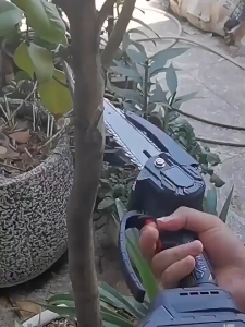 Makita 24V Mini Chainsaw 6-Inch Cordless Electric Pruning Saw 2 Batteries Garden Wood Cutting Tool