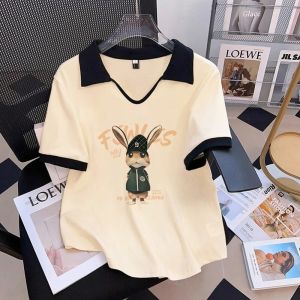 เสื้อยืดคอวีแขนสั้นผู้หญิงฤดูร้อน 2025 ใหม่ เสื้อโปโลไหล่ตรงครึ่งแขน ชุดลำลอง ปกปิดเนื้อไขมัน ทรงหลวม สไตล์เกาหลี