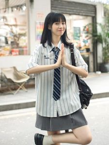 เสื้อเชิ้ตแขนสั้นผู้หญิงสไตล์วิทยาลัยฤดูร้อนหลวมๆ สไตล์อเมริกันย้อนยุคสไตล์ญี่ปุ่นสไตล์ฮ่องกงลายทาง ผูกโบว์ผูกคอ