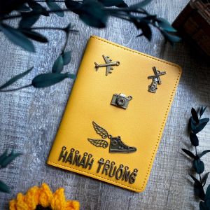 Cover passport vàng nghệ retro khắc tên chủ nhân dán charm theo cá tính. Bao đựng đa năng nhiều ngăn phụ thiết kế đẹp