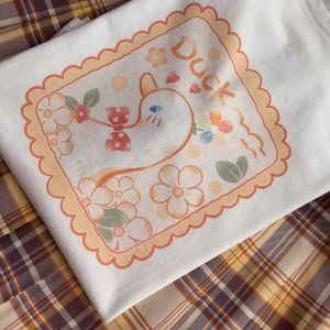 เสื้อยืดคอกลมแขนสั้นผ้าฝ้ายแท้พิมพ์ลายตุ๊กตาคุณหมู ชุดเดรสลายสก็อตสไตล์เกาหลีสำหรับผู้หญิง แฟชั่นฤดูใบไม้ผลิ 2024