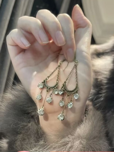 ต่างหูจี้รูปหยดน้ำทรงยาวหรูหรา ดีไซน์เก๋ไก๋แบบเรียบง่าย เครื่องประดับแฟชั่นสำหรับผู้หญิง วัสดุอื่นๆ