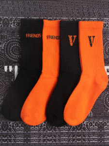 ถุงเท้าสปอร์ตถึงเข่ากลางลายตัวอักษร Friends VLONE POP up สำหรับผู้ชายและผู้หญิง ผลิตจากจีน ถุงเท้าแฟชั่นสตรีท