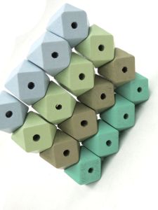 ลูกปัดไม้ทรงสี่เหลี่ยมจัตุรัสสีสันสดใส ลูกปัดทรงเก้าเหลี่ยมหลากสีสำหรับทำเครื่องประดับ DIY เครื่องประดับหู เครื่องประดับข้อมือ เครื่องประดับคอ ลูกปัดแบบแยก