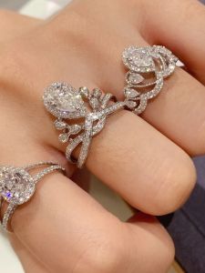 Luxurious Vintage Diamond Ring for Women with Lightweight Luxury INS Waterdrop Shape Full of Diamonds and Zirconia Crown