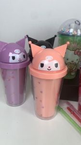 แก้วน้ำพลาสติก แบบ2ชั้นลายน่ารัก แถมฟรีหลอดในกล่อง ลายการ์ตูนสวยๆ มีคริสตัล ฝาโดมมีตัวการ์ตูน ลายน่ารัก พร้อมส่ง
