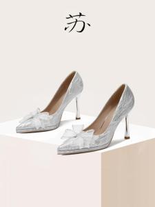 เรียบหรู รองเท้าแต่งงานสีเงินพร้อม โบว์ รองเท้าส้นสูงแพลตฟอร์มกันน้ําแบบปมสําหรับชุดเจ้าสาวรองเท้าปาร์ตี้ที่สะดวกสบาย