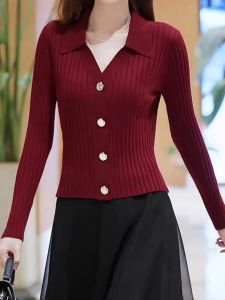 เสื้อคาร์ดิแกนถักคอวีสีแดง Ankela ทรงเข้ารูปแขนยาว ฤดูใบไม้ร่วง 2025 ไซส์ใหญ่ เสื้อเชิ้ตทรงเข้ารูปสำหรับผู้หญิงไซส์ใหญ่