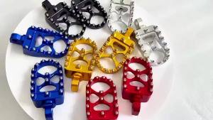 For Harley Sportster XL 883 1200 Dyna Street Bob Bobber Custom 360°Foot Pegs MX Wide Fat Footrests Pedals W/Shifter Pegs