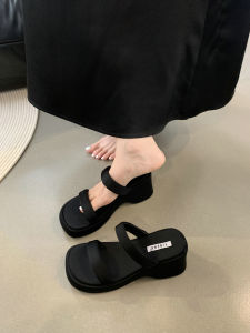 รองเท้าแตะส้นเตี้ยพื้นหนาสำหรับผู้หญิง ฤดูร้อน 2025 รองเท้าแตะสไตล์นางฟ้าใหม่ ส้นสูง พื้นยาง ส่วนบนเป็นหนังไนลอน