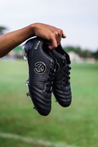 sepatu bola morro classic hitam gold