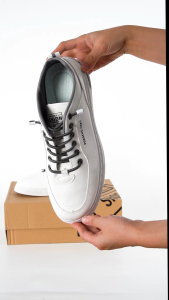 (ถุงเท้าฟรี) รองเท้าผู้ชายสไตล์ใหม่ผู้ชายรองเท้าหนังลำลองรุ่นเกาหลีเทรนด์กีฬาผู้ชายรองเท้ากระดานสีขาวขนาดเล็ก