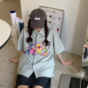 เสื้อเชิ้ตแขนสั้นลายสก็อตพิมพ์ลายการ์ตูนฤดูร้อนปี 2024 สำหรับผู้หญิง ทรงหลวม ทรงพ่อ คาร์ดิแกนเปิดไหล่ แจ็คเก็ตบาง