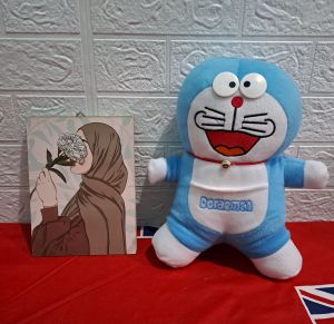 boneka dan foto hiasan dinding