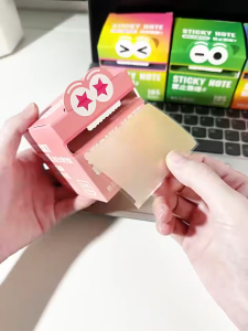 พร้อมส่งกระดาษโน๊ต สติ๊กเกอร์กระดาษโน๊ตแบบม้วน กระดาษโน๊ตม้วน แบบสติกเกอร์ กาวในตัว สี่เหลี่ยมสีสดใส เครื่องเขียนสําหรับนักเรียนและสำนักงาน จดบันทึก สะดวกเหมาะสำหรับพกพา