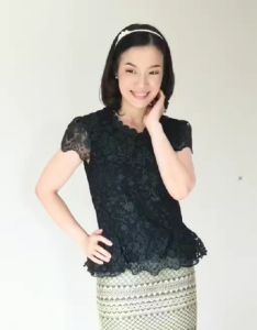 เสื้อลูกไม้ รุ่น A004 ผ่านองค์กรเสื้อผ้ากระบันและแต่งดอกรอบอกระบายข้าง รุ่น