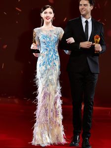 ชุดราตรีสีน้ำเงินหรูหราพร้อมขนนก ชุดราตรีสุดหรูสำหรับงานปาร์ตี้วันเกิดและงานปีใหม่ ชุดราตรีแฟชั่นสุดหรู