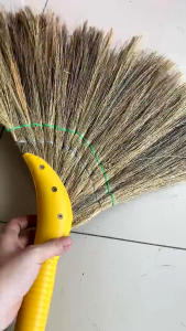 Chổi quét nhà bông cỏ cán nhựa chống mốc tiện lợi dễ sử dụng cầm nhẹ tay