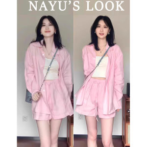 Dopamine Hồng Nữ Phong Cách Thể Thao Thoải Mái Nhẹ Áo Sơ Mi Dài Tay Quần Short Quần Đùi Bộ Đồ Hai Mảnh Chống Lão Hóa Thời Trang Mùa Hè