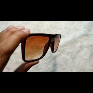 {\n \"article\": \" Kacamata Fashion Dewasa Pria Wanita Lensa Hitam Coklat Gaya Sporty Keren Cocok Untuk Di Outdoor Melindungi Mata Dari Sinar Matahari & Debu - PROMO MURAH