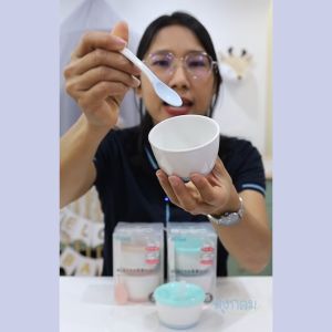 RICHELL ถ้วยหัดดูด ถ้วยใส่อาหาร พร้อมช้อนซิลิโคน 160ml. (6m+)