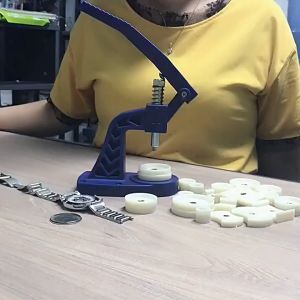 เครื่องมือซ่อมนาฬิกา เครื่องมือกดอัดฝาหลังนาฬิกาสำหรับการเปลี่ยนถ่าน (สีน้ำเงิน) นาฬิกากรณีกด 12 ตายนาฬิกาคริสตัลด้านหน้า