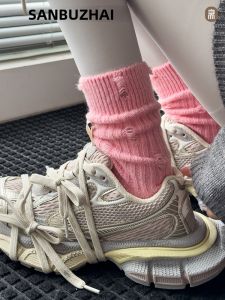 SANBUZHAI | Distressed Detail Pile Style Medium Socks