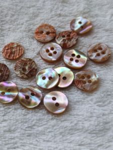 ปุ่มกระดูกสัตว์ธรรมชาติ ปุ่มเสื้อเชิ้ต ปุ่มเสื้อสเวตเตอร์สีสันสดใส ขนาด 11.5 มม. อุปกรณ์งานฝีมือ DIY ปุ่มเสื้อผ้า