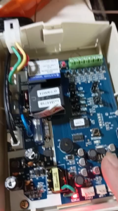 Điều khiển cửa cuốn Austdoor TẦN SỐ 315 mhz mã nhảy