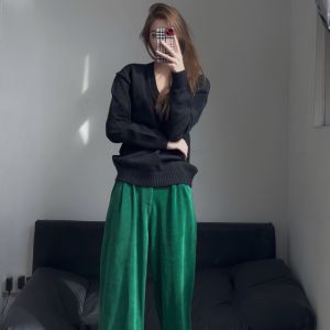 ชุดเสื้อสเวตเตอร์คอวีสีดำและกางเกงวินเทจสำหรับผู้หญิง ชุดสองชิ้น แขนยาว คอวี ชุดแฟชั่นฤดูใบไม้ร่วง 2025
