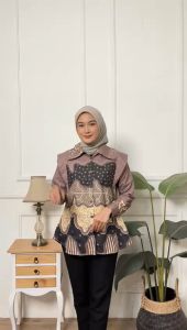 Kemeja Batik Wanita Kerah Daun: Desain Nyaman & Bahan Alami