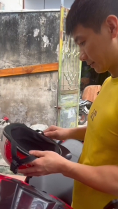 Xịt Vệ Sinh Nón/Mũ Bảo Hiểm DERPU – Chai Xịt Vệ Sinh Bọt Tuyết Khử Mùi Mũ Bảo Hiểm Làm Sạch Nhanh Chóng Chỉ 30s