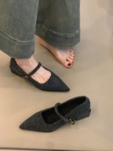 รองเท้าส้นหนาหัวแหลมแบบสวมสำหรับผู้หญิง ทรง Mary Janes สไตล์ฝรั่งเศสย้อนยุค รองเท้าส้นสูงแบบสวมหัวโค้งเล็ก หนังวัวแท้ ขนสัตว์ ฤดูใบไม้ผลิและฤดูร้อน