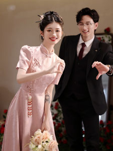 ชุดราตรีสีชมพู ชุดกี่เพ้า ชุดแต่งงาน ชุดราตรี ชุดกี่เพ้าสีชมพู ชุดราตรีสุดหรู ชุดกี่เพ้าสไตล์จีน ชุดกี่เพ้าสำหรับเจ้าสาว