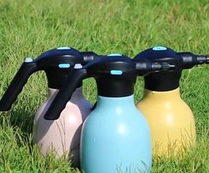 Bình tưới cây dùng pin sạc có nhiều chế độ phun có đầu nối dài bình 1.5 lit