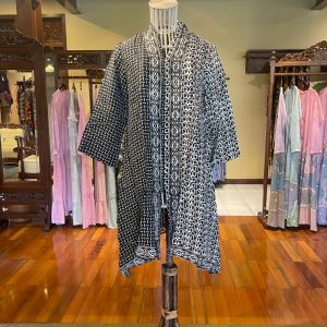 Tunik Kebaya Viscos by Dian Pelangi LIMITED EDITION Blouse Baju Atasan Blus Outfit Kerja Kantor Pesta Pernikahan Kondangan Upacara Wanita Cantik Anggun Modis Modern Simple Elegan Mewah Formal Model Etnik Terbaru Motif Batik Monokrom Hitam Putih Kekinian