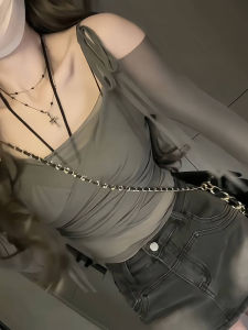 เสื้อแขนยาวทรงเข้ารูปสั้นผ้าตาข่ายไหล่เดียวสไตล์สาวฮอตฤดูร้อน กางเกงขาสั้นยีนส์ทรงเอ ชุดแฟชั่นสองชิ้นสำหรับผู้หญิง