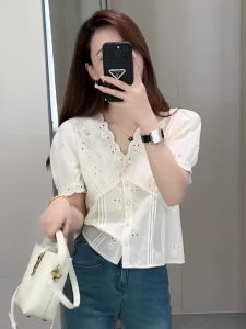 เสื้อเชิ้ตคอวีแขนสั้นผ้าลูกไม้ช่วงฤดูร้อนปี 2024 เสื้อเชิ้ตผู้หญิงสไตล์ฝรั่งเศสระดับไฮเอนด์ เสื้อเชิ้ตทรงหลวมๆ สีพื้น